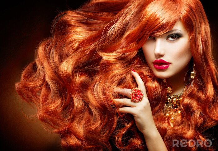 Papier peint  De longs cheveux bouclés rouge. Fashion Woman Portrait