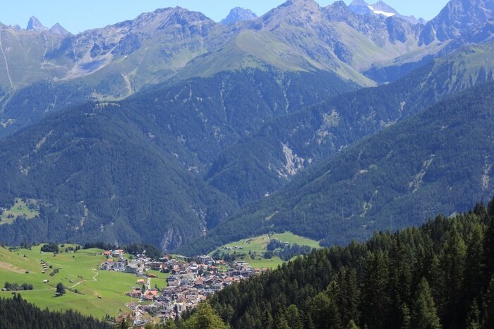 Papier peint  De puissantes montagnes au-dessus de la ville