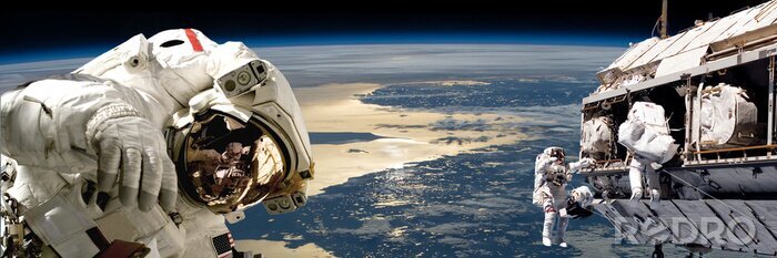 Papier peint  Des astronautes à bord de la station spatiale