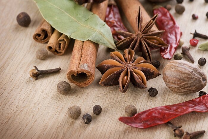 Papier peint  Des épices sur une table