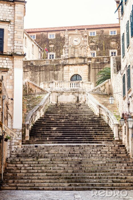 Papier peint  Des escaliers raides et rue étroite dans la vieille ville de Dubrovnik