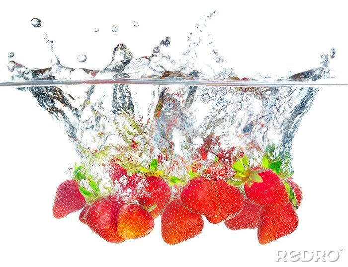 Papier peint  Des fraises juteuses plongées dans l'eau