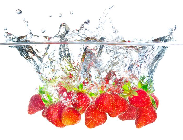Papier peint  Des fraises juteuses plongées dans l'eau