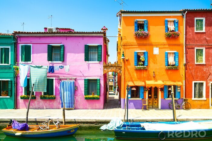 Papier peint  Des immeubles saturés de couleurs à Venise