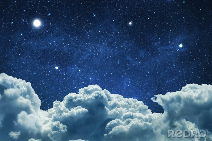 Papier peint  Des nuages cotonneux dans un ciel étoilé de nuit