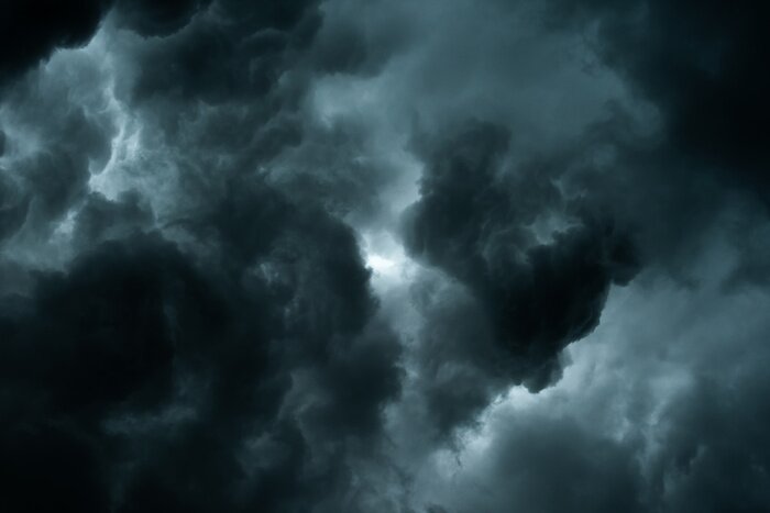 Papier peint  Des nuages noirs dans un ciel gris