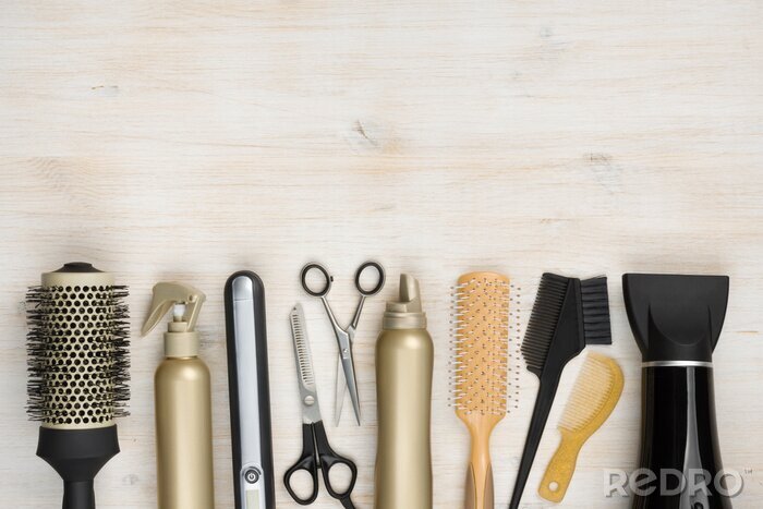 Papier peint  Des outils de coiffure sur fond de bois avec copie espace en haut