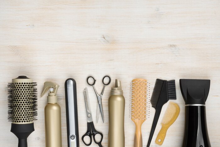 Papier peint  Des outils de coiffure sur fond de bois avec copie espace en haut