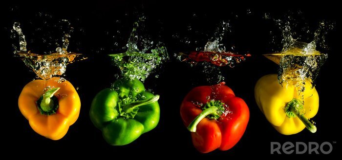 Papier peint  Des poivrons colorés immergés dans l'eau