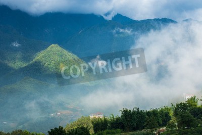 Papier peint  Des sommets de montagne dans les nuages