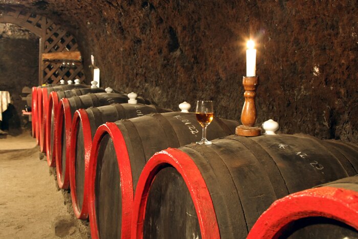 Papier peint  Des tonneaux de vin et une bougie