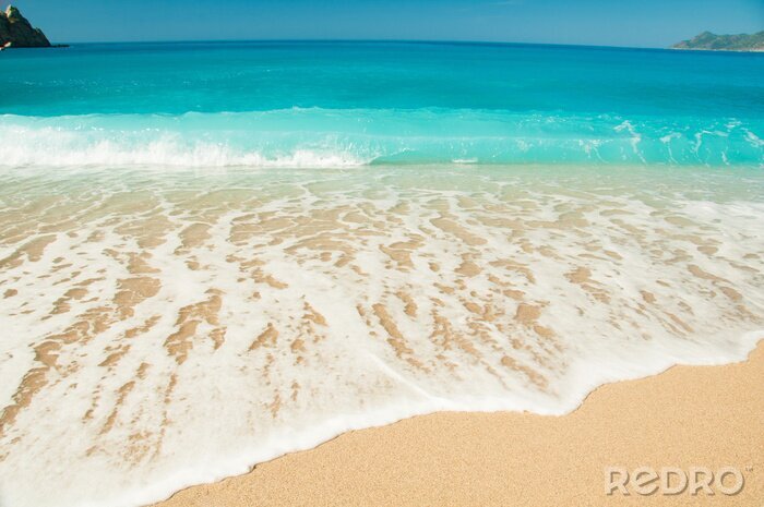 Papier peint  Des vagues douces sur la plage