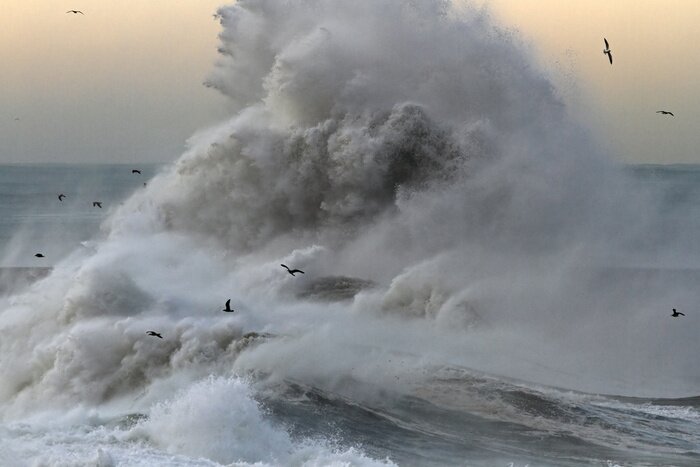Papier peint  Des vagues orageuses au bord de la mer