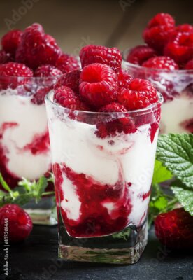 Papier peint  Dessert aux framboises et à la crème