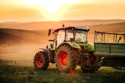 Papier peint  Détails de l'agriculteur travaillant dans les champs avec tracteur sur fond de coucher de soleil. Détails de l'industrie agricole