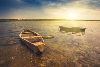 Papier peint  Deux bateaux sur la rivière au coucher du soleil