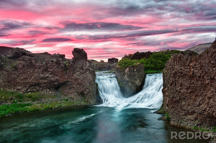 Papier peint  Deux chutes d'eau et un ciel rose