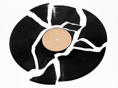 Disque vinyle brisé sur un fond blanc