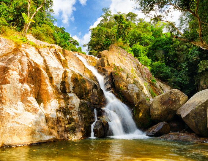 Papier peint  Douce chute d'eau dans les montagnes