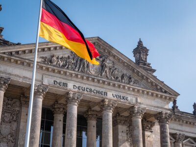 Papier peint  Drapeau allemand avec le parlement en arrière-plan