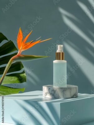 Papier peint  Elegant Skincare Bottle on Marble Display with Tropical Strelitzia Flower - Modern Botanical Cosmetic Product Presentation for Beauty and Wellness