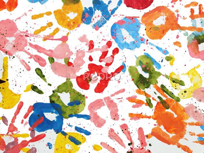 Papier peint  Empreintes de mains d'enfants colorées sur fond blanc