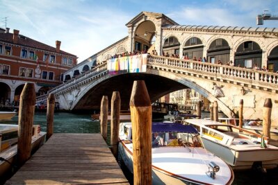 En direction du pont du Rialto à Venise