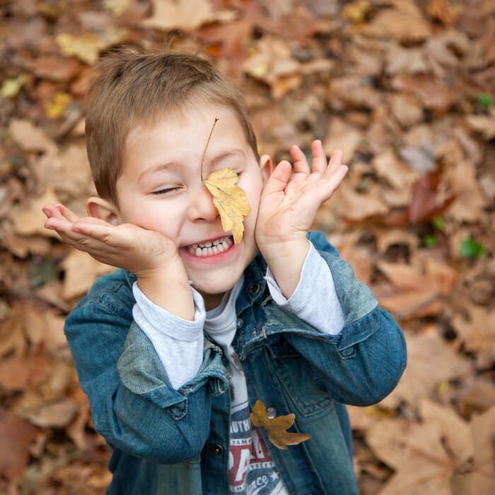 Papier peint  Enfant jouant Avec des Feuilles Mortes