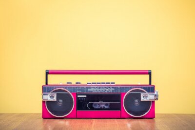 Enregistreur de cassette radio stéréo portable rétro et obsolète à partir d'un fond jaune avant de 80 ans. Ancien style d'instagram filtré photo