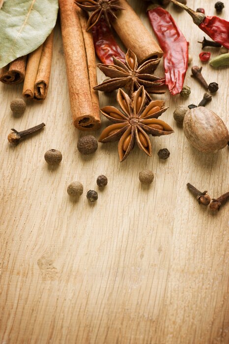 Papier peint  Épices sur une table de cuisine en bois