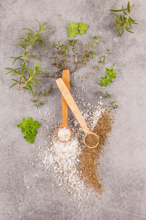 Papier peint  Epices sur une table de travail grise