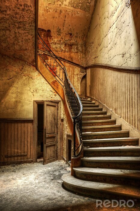 Papier peint  Escalier en bois avec rampe en fer forgé dans une vieille maison