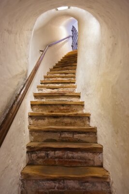 Papier peint  Escalier raide dans un vieux bâtiment