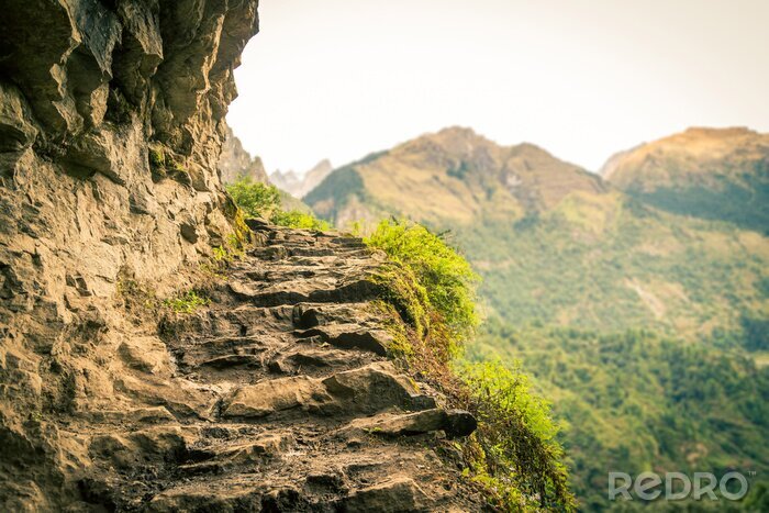 Papier peint  Escalier rocheux dans une montagne