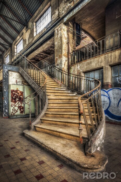 Papier peint  Escaliers dans un vieil entrepôt