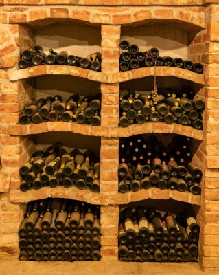 Papier peint  Etagère en brique à vins dans une cave