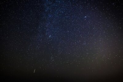 Étoile filante sur le fond du cosmos