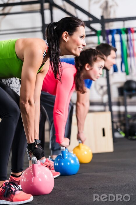 Papier peint  Exercice physique fonctionnel im Fitnessstudio mit Kettlebell