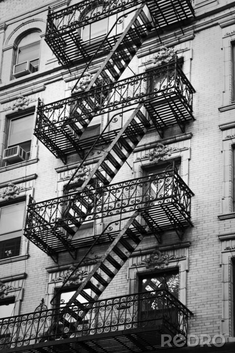 Papier peint  Façade d'un bâtiment en noir et blanc avec des escaliers
