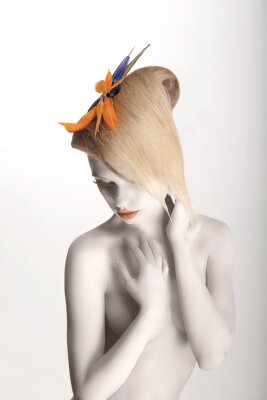 Papier peint  Fairy Tale. Femme avec la fleur Strelitzia pose. Blanc Maquillage