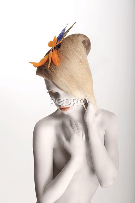 Papier peint  Fairy Tale. Femme avec la fleur Strelitzia pose. Blanc Maquillage