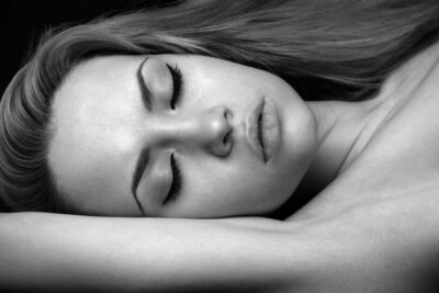 Femme allongée en noir et blanc