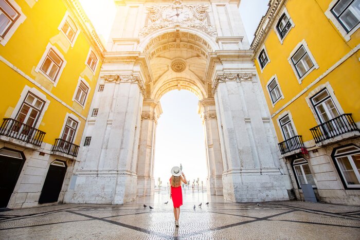 Papier peint  Femme au centre de Lisbonne