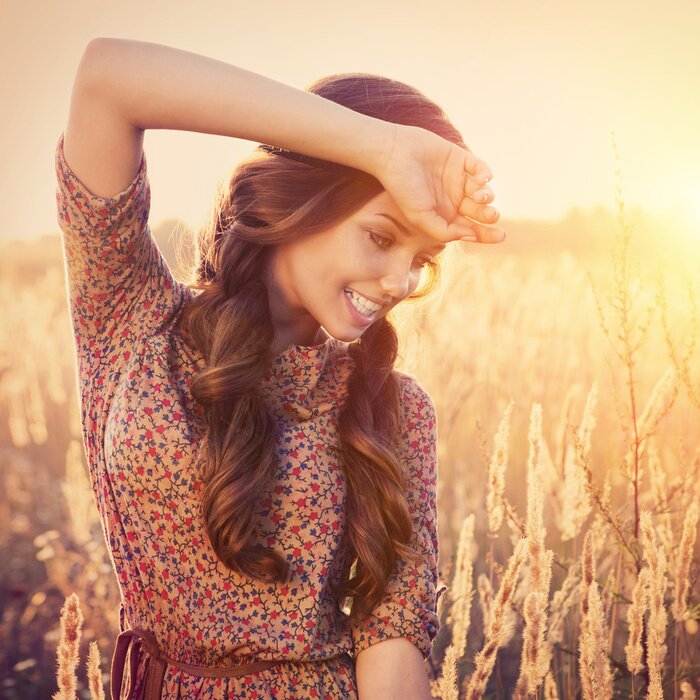 Papier peint  Femme au coucher du soleil
