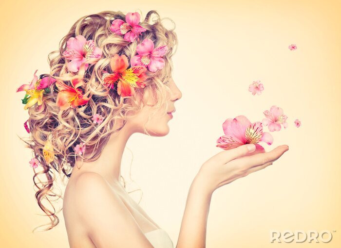 Papier peint  Femme avec des fleurs dans les cheveux