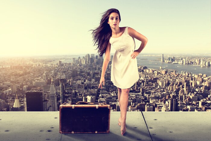 Papier peint  Femme avec une valise