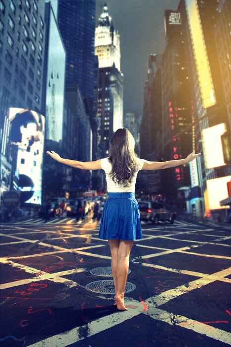 Papier peint  Femme dans la ville la nuit