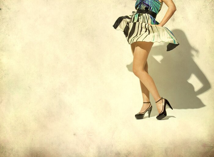 Papier peint  Femme dans une jupe au vent