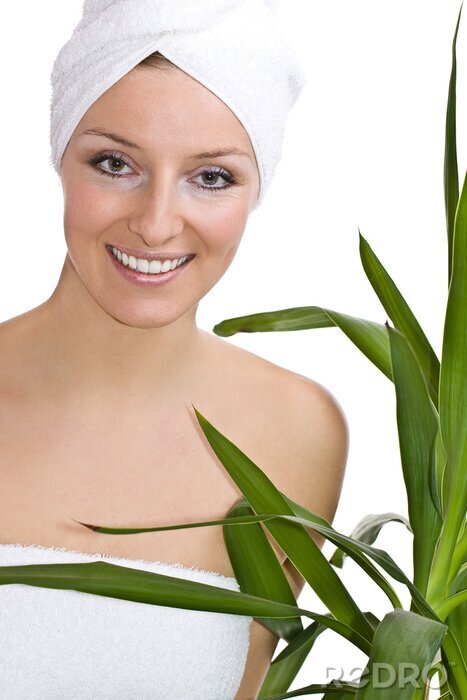 Papier peint  Femme de race blanche avec une serviette sur la tête et les plantes vertes