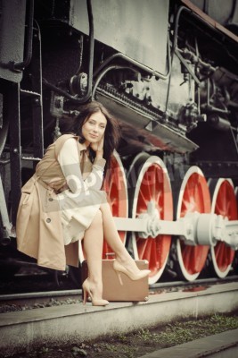 Papier peint  Femme devant un train noir
